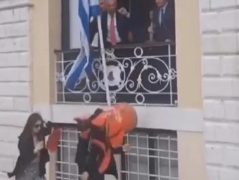 Της ήρθε ο μπότης κατακέφαλα! Το απίστευτο ατύχημα στους Μπότηδες στην Κέρκυρα! (video)