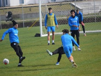 Αγώνας δρόμου για να προλάβει την ΑΕΛ ο Μάντζης - Πρόβλημα για ακόμη δύο