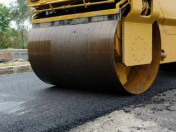 Ασφαλτικές εργασίες στον κυκλικό κόμβο Περιφερειακής Οδού Ιωαννίνων  με  Ε.Ο. Ιωαννίνων- Ηγουμενίτσας