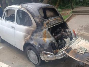 Αυτοκίνητο-αντίκα καταστράφηκε από φωτιά στο παραλίμνιο 