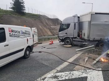Πολύωρη ταλαιπωρία στην Εγνατία-H νταλίκα διέλυσε τις μπάρες