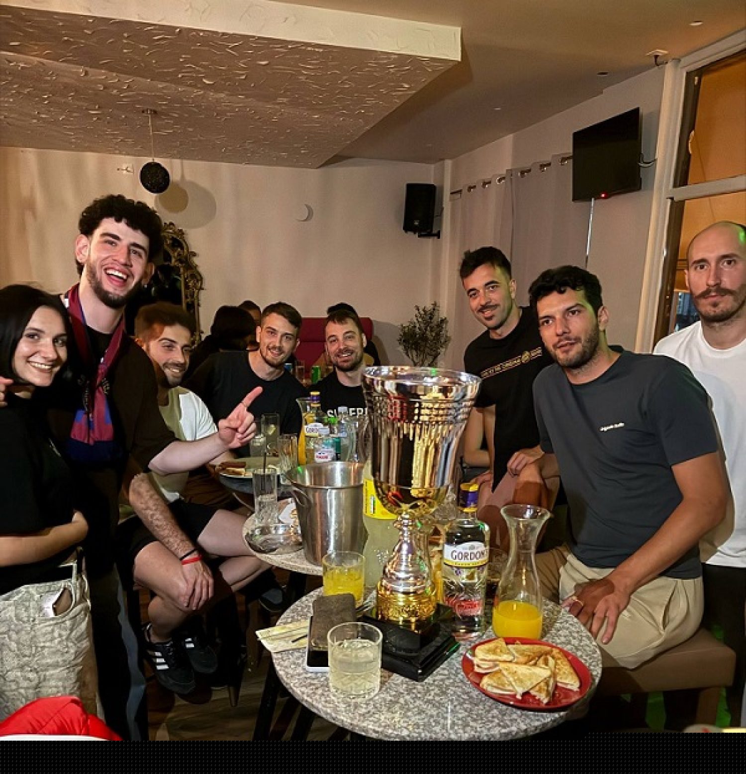 Το έκαψαν παρέα με την κούπα οι πρωταθλητές 