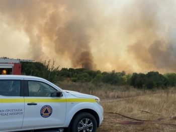 Ανεξέλεγκτο το πύρινο μέτωπο στο Σούλι