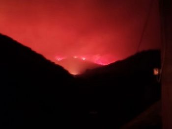 Πύρινη λαίλαπα στο Ζηρό: Ανεξέλεγκτο το μέτωπο και συνεχείς εκκενώσεις χωριών μέσα στη νύχτα