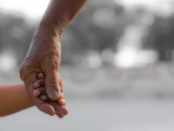 Σταθερά περισσότεροι οι θάνατοι από τις γεννήσεις και το 2024