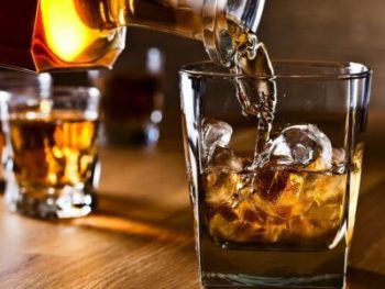 Προσωρινή αφαίρεση άδειας σε κατάστημα για μη τήρηση του Νόμου περί προστασίας ανηλίκων από καπνό και αλκοολούχα ποτά