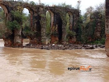Φράγματα από κορμούς δέντρων απειλούν το Ρωμαϊκό Υδραγωγείο