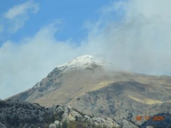 Άσπρισε η κορυφή του Σμόλικα