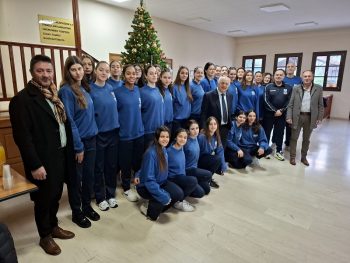 Οι αθλήτριες της Εθνικής γυναικών Κ18 είπαν τα κάλαντα στο Δημαρχείο Κόνιτσας