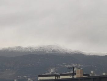 Χιόνι στο Μιτσικέλι και αυξημένη κίνηση στην πόλη