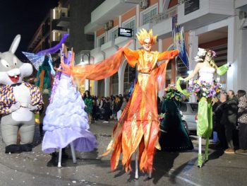 Οι γυναίκες της Πρέβεζας “έντυσαν” και φέτος με αποκριάτικο χρώμα την πόλη