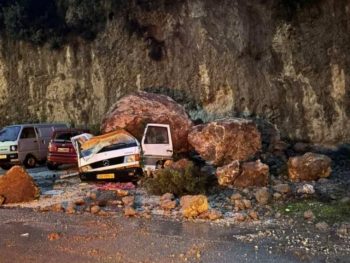 Στο έλεος της κακοκαιρίας η Πάργα – Αυτοκίνητα κάτω από βράχια, ζημιές στους δρόμους