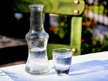 Σύλληψη ιδιοκτήτη τσιπουράδικου για πώληση αλκοόλ σε ανήλικες