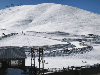 Κούλουμα και σκι στο χιονοδρομικό κέντρο Ανηλίου