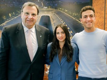 Τα συγχαρητήρια του Ισίδωρου Κούβελου στους νικητές του Ημιμαραθωνίου Παναγιώτη Μπιτάδο και Αναστασία Μαρινάκου 