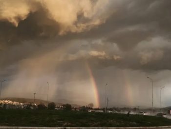 Ιωάννινα: Κατακόρυφες μπόρες και ουράνιο τόξο- Ο ουρανός χωρίστηκε στα δύο