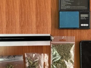 Είχε στην κατοχή του ναρκωτικά και επιτέθηκε και σε αστυνομικούς