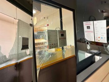 Άγνωστος διέλυσε τζαμαρίες σούπερ μάρκετ τα ξημερώματα στην Βαλαωρίτου