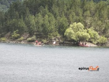 'Επεσε και βούλιαξε στη Λίμνη Πηγών Αώου πυροσβεστικό ελικόπτερο – Στο Πανεπιστημιακό Νοσοκομείο το πλήρωμα
