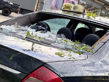 Το χαλάζι διέλυσε ταξί στα Ιωάννινα