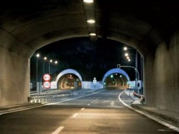 Εγνατία: Αυτοκίνητο έπεσε στα κολωνάκια στο τούνελ της Δωδώνης