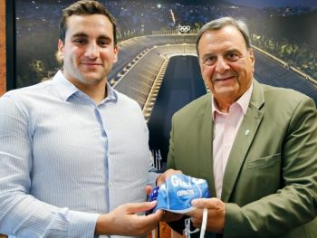 Ο Στέλιος Αργυρόπουλος παρέδωσε στον Πρόεδρο Ισίδωρο Κούβελο το σκουφάκι του τελικού