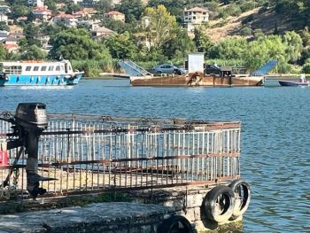 Ακινητοποιήθηκε στη μέση της λίμνης η πλατφόρμα για το Νησί Ιωαννίνων