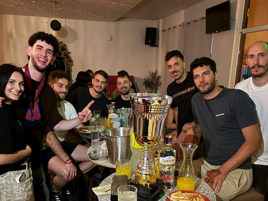 Το έκαψαν παρέα με την κούπα οι πρωταθλητές 