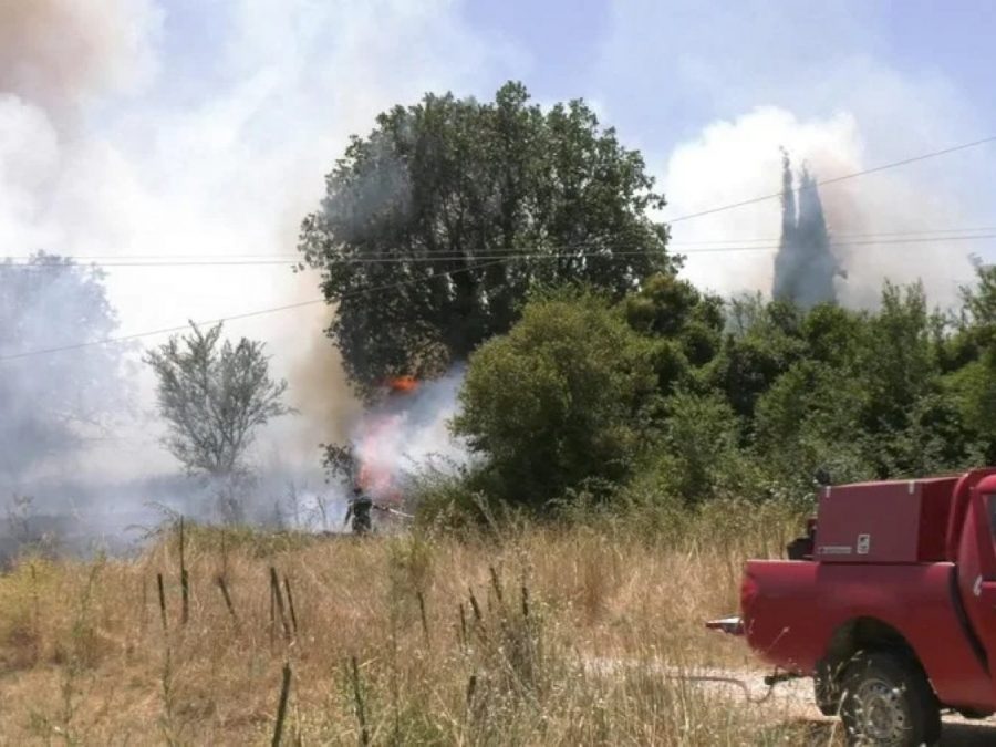 Επιχειρεί ελικόπτερο για φωτιά στην Πεδινή