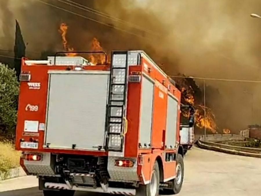 Σε εξέλιξη η φωτιά στη Βρυσούλα Πρέβεζας - Μήνυμα από112 για εκκένωση 