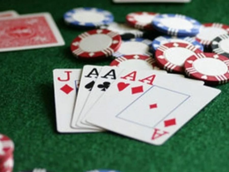 Τα χαρτιά έφεραν χειροπέδες 