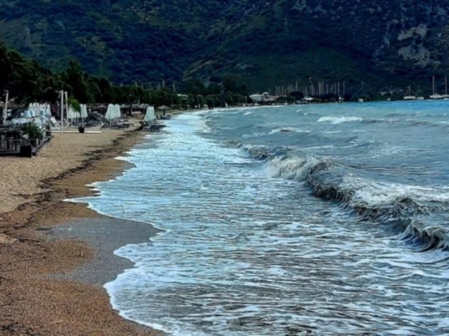 Ιστιοφόρο παρασύρθηκε από τον ισχυρό άνεμο στην Πλαταριά