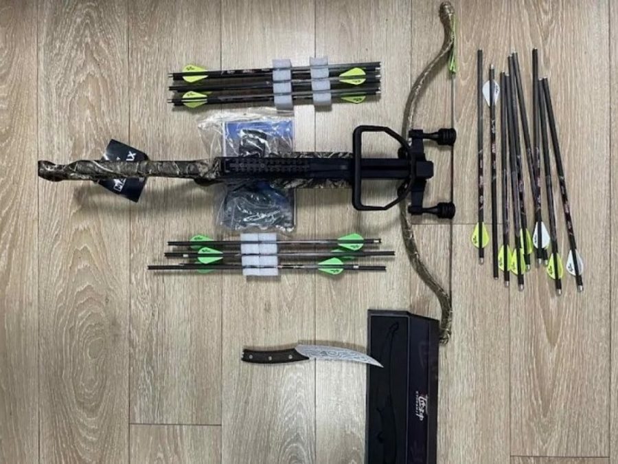 Είχε βαλλίστρα και μαχαίρι 