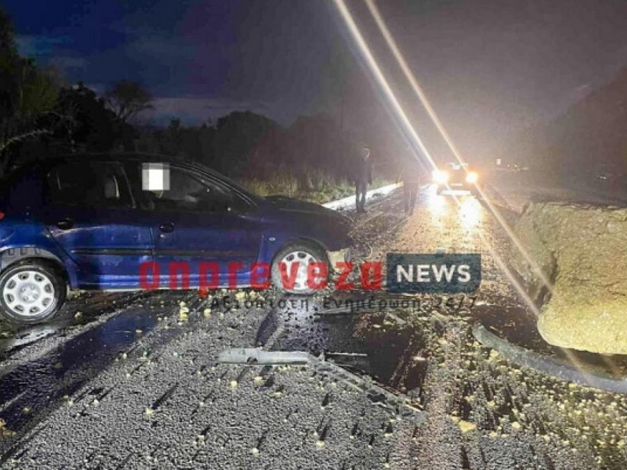 Ε.Ο. Πρέβεζας–Ηγουμενίτσας: Κατολίσθηση βράχων και ολισθηρότητα οδήγησαν σε διπλή σύγκρουση και πτώση οχήματος σε χαράδρα