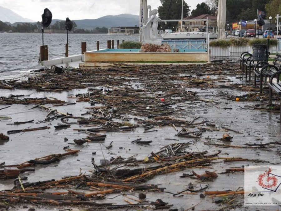 Μεγάλες ποσότητες φερτών υλικών ξεβράστηκαν στην παραλία της Πρέβεζας