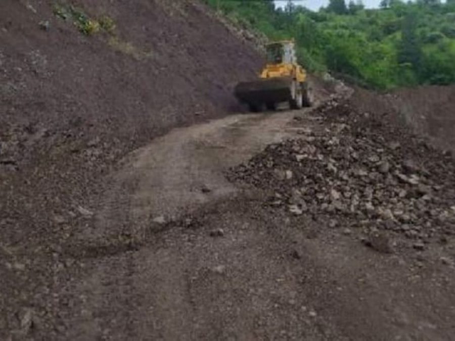 Κατάπτωση στον δρόμο Άρματα- Δίστρατο από τις βροχοπτώσεις