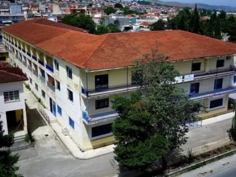 Τρεις ανήλικοι πέταξαν πέτρες και προκάλεσαν φθορές στο Μουσικό Σχολείο