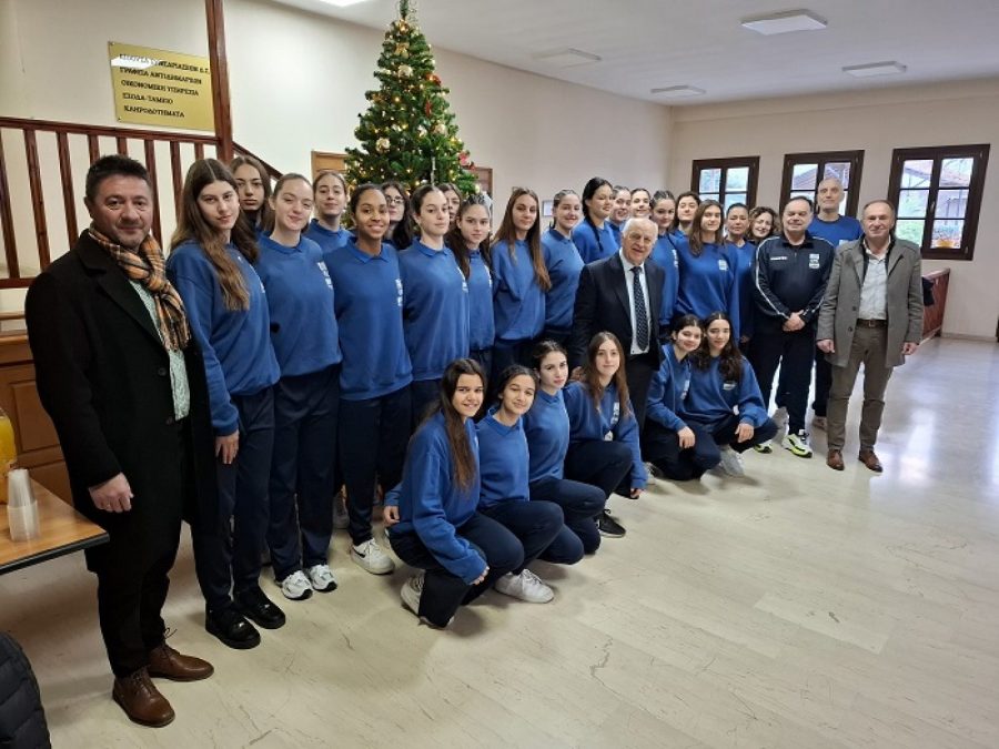Οι αθλήτριες της Εθνικής γυναικών Κ18 είπαν τα κάλαντα στο Δημαρχείο Κόνιτσας
