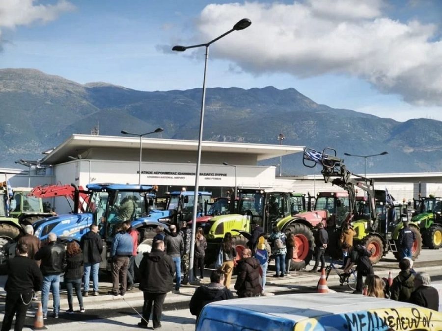 Στο αεροδρόμιο Ιωαννίνων τα τρακτέρ αγροτών και κτηνοτρόφων