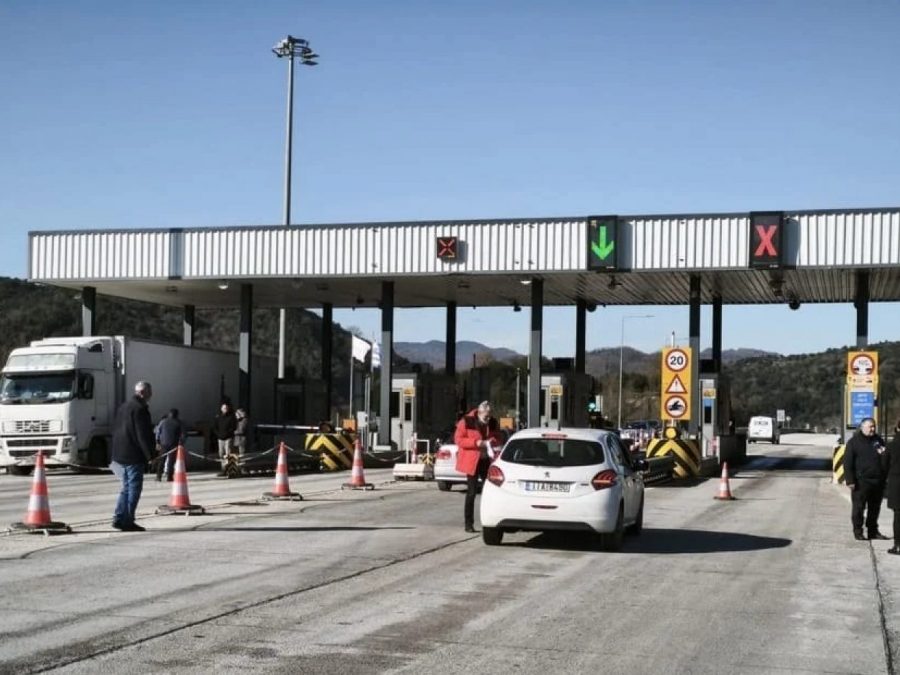 Διόδια Τύριας: Αγρότες άνοιξαν τις μπάρες για ελεύθερη διέλευση