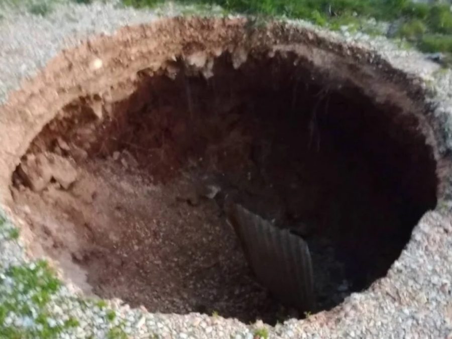 Μεγάλη τρύπα κοντά στον κόμβο Μπιζανίου προκαλεί ανησυχία στους κατοίκους