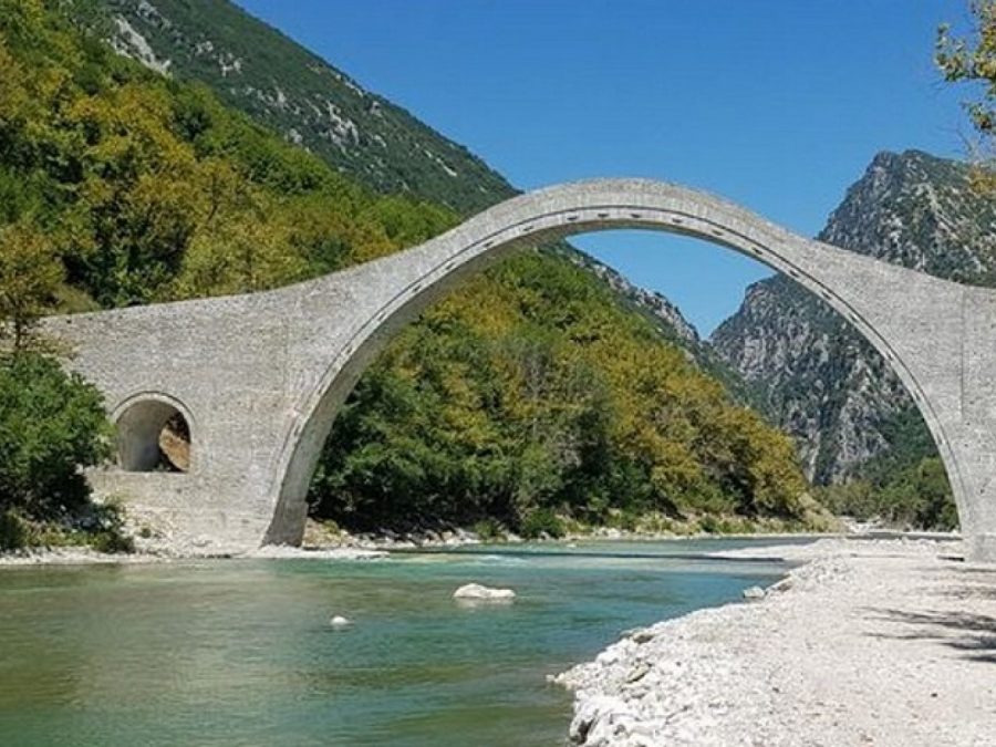 Αγιασμός των υδάτων και κοπή πίτας στο ιστορικό γεφύρι της Πλάκας 