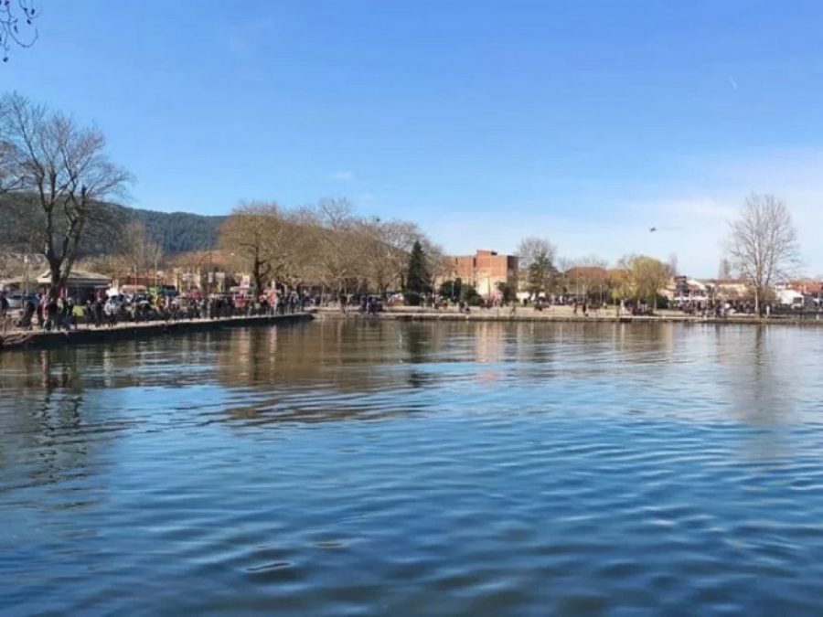 Πλήθος κόσμου στην παραλίμνιο και συνεχή δρομολόγια προς το Νησί
