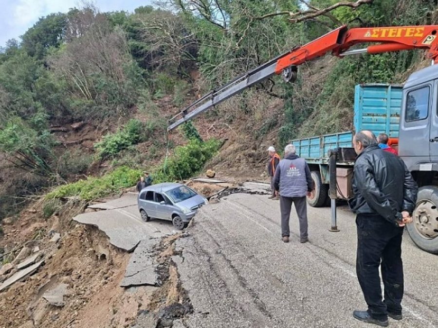 Τζουμέρκα: ΙΧ κινδύνευσε να παρασυρθεί από την καθίζηση που «έκοψε» τον δρόμο