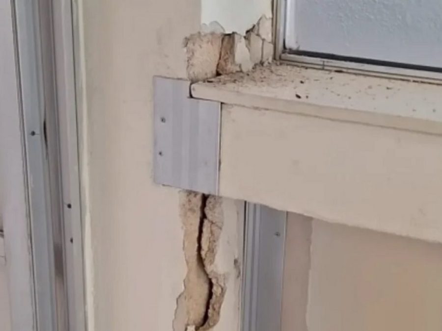 Ρωγμές και πεσμένοι σοβάδες στο μεταβατικό του Πανεπιστημίου