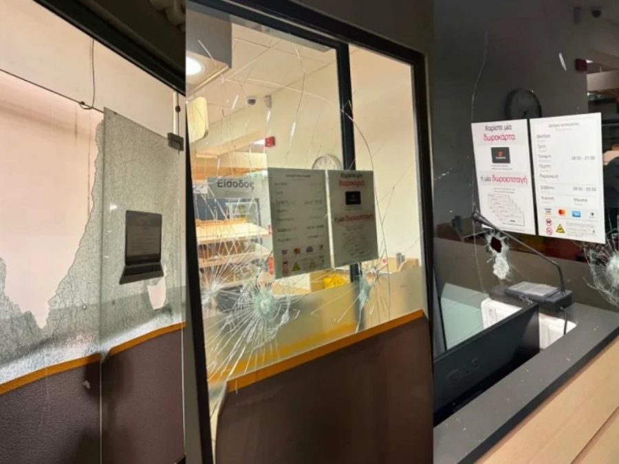 Άγνωστος διέλυσε τζαμαρίες σούπερ μάρκετ τα ξημερώματα στην Βαλαωρίτου