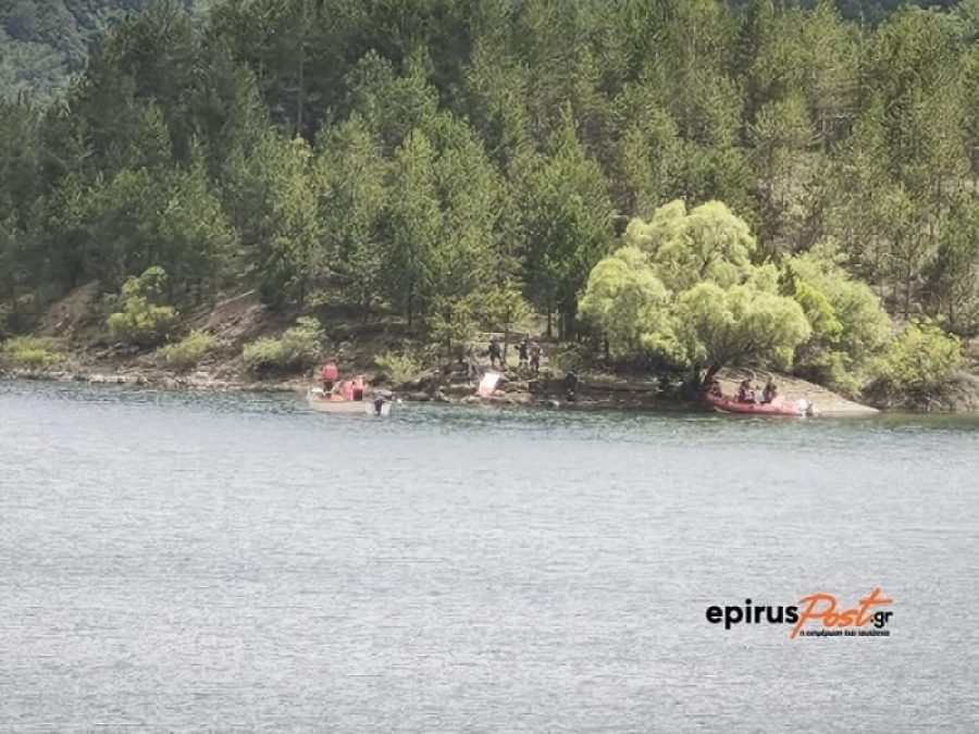 'Επεσε και βούλιαξε στη Λίμνη Πηγών Αώου πυροσβεστικό ελικόπτερο – Στο Πανεπιστημιακό Νοσοκομείο το πλήρωμα