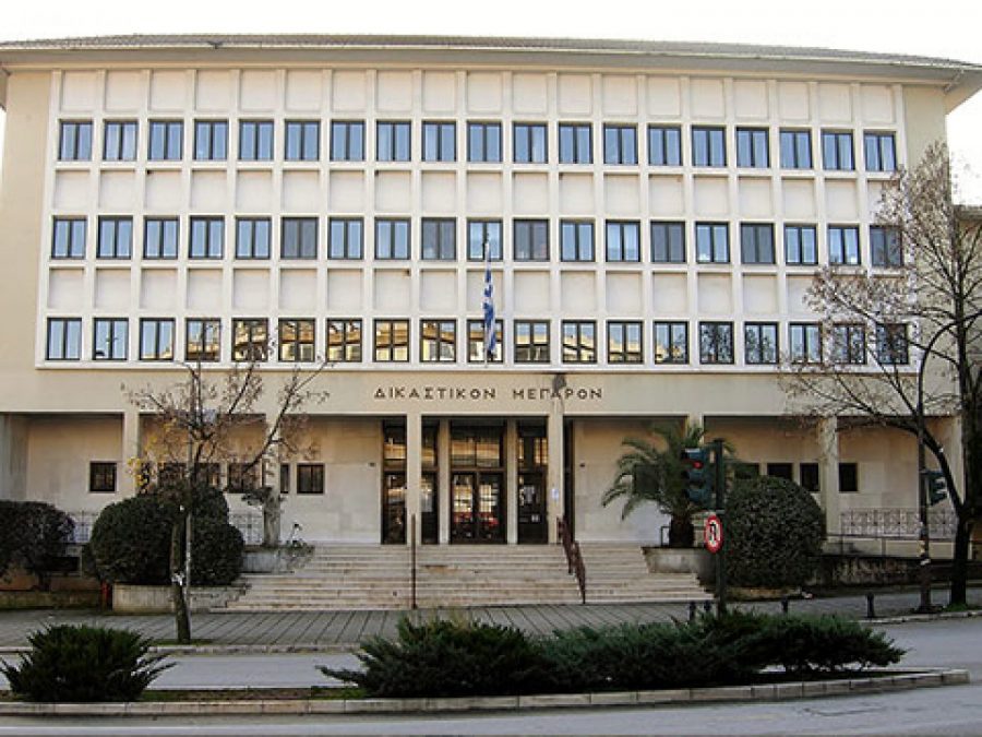 Κάηκε κάδος ανακύκλωσης ρούχων στο Δικαστικό Μέγαρο
