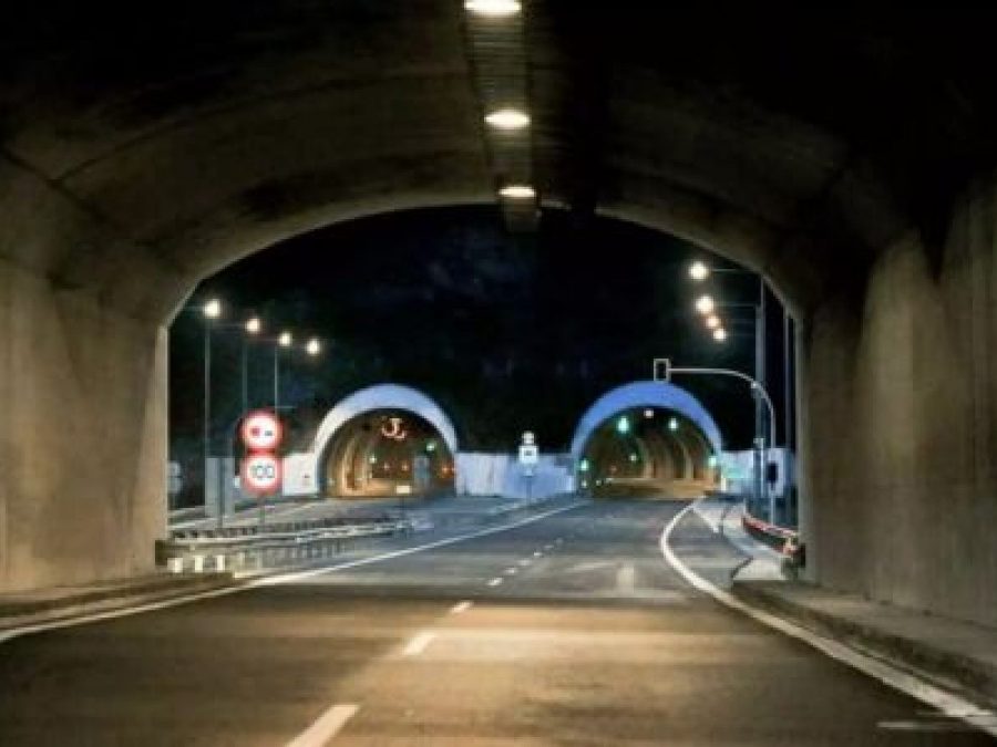 Εγνατία: Αυτοκίνητο έπεσε στα κολωνάκια στο τούνελ της Δωδώνης