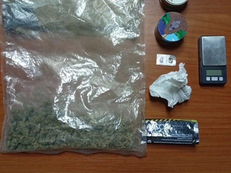 Με κάνναβη και ναρκωτικά χάπια 
